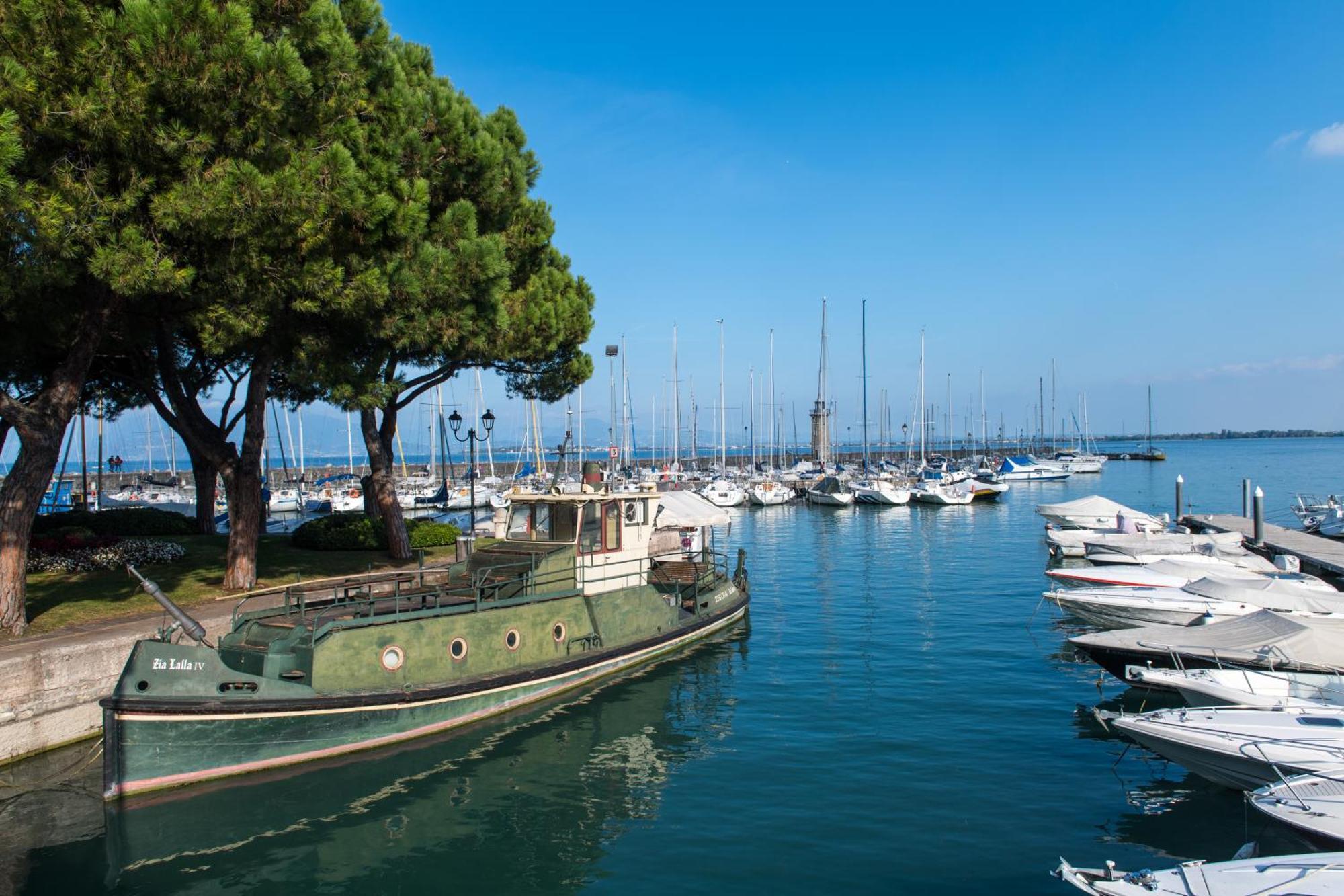 Flowers Apartments Desenzano del Garda Exteriör bild