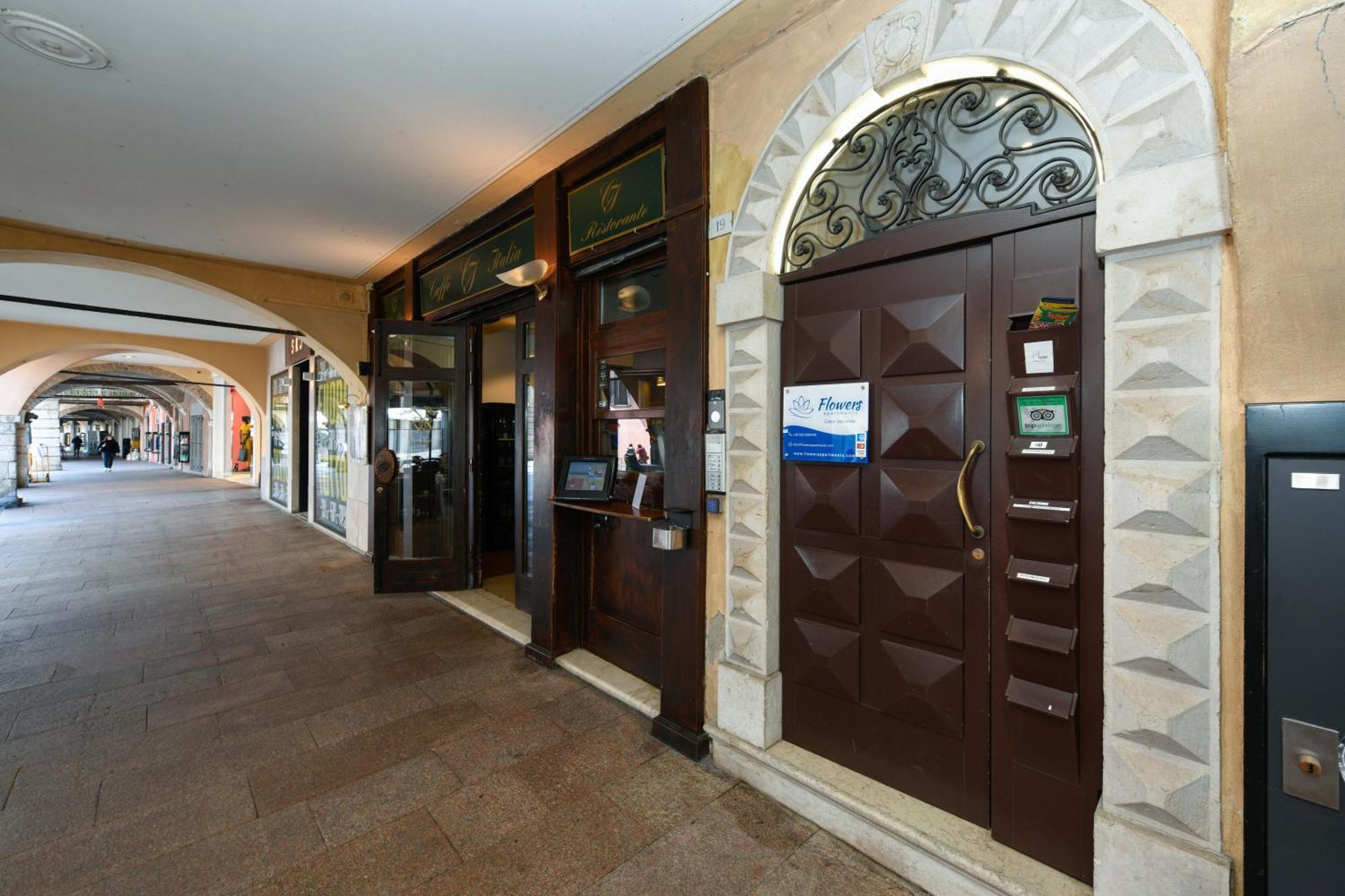 Flowers Apartments Desenzano del Garda Exteriör bild