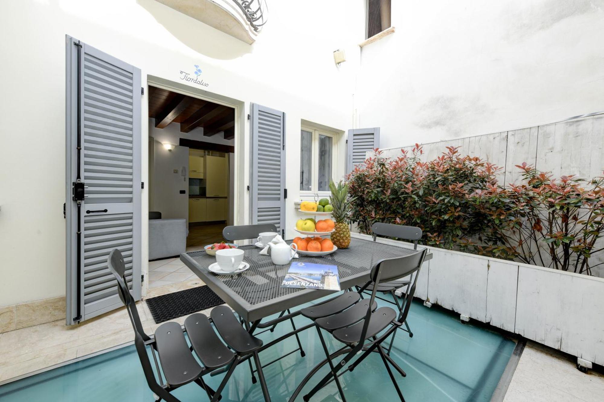 Flowers Apartments Desenzano del Garda Exteriör bild
