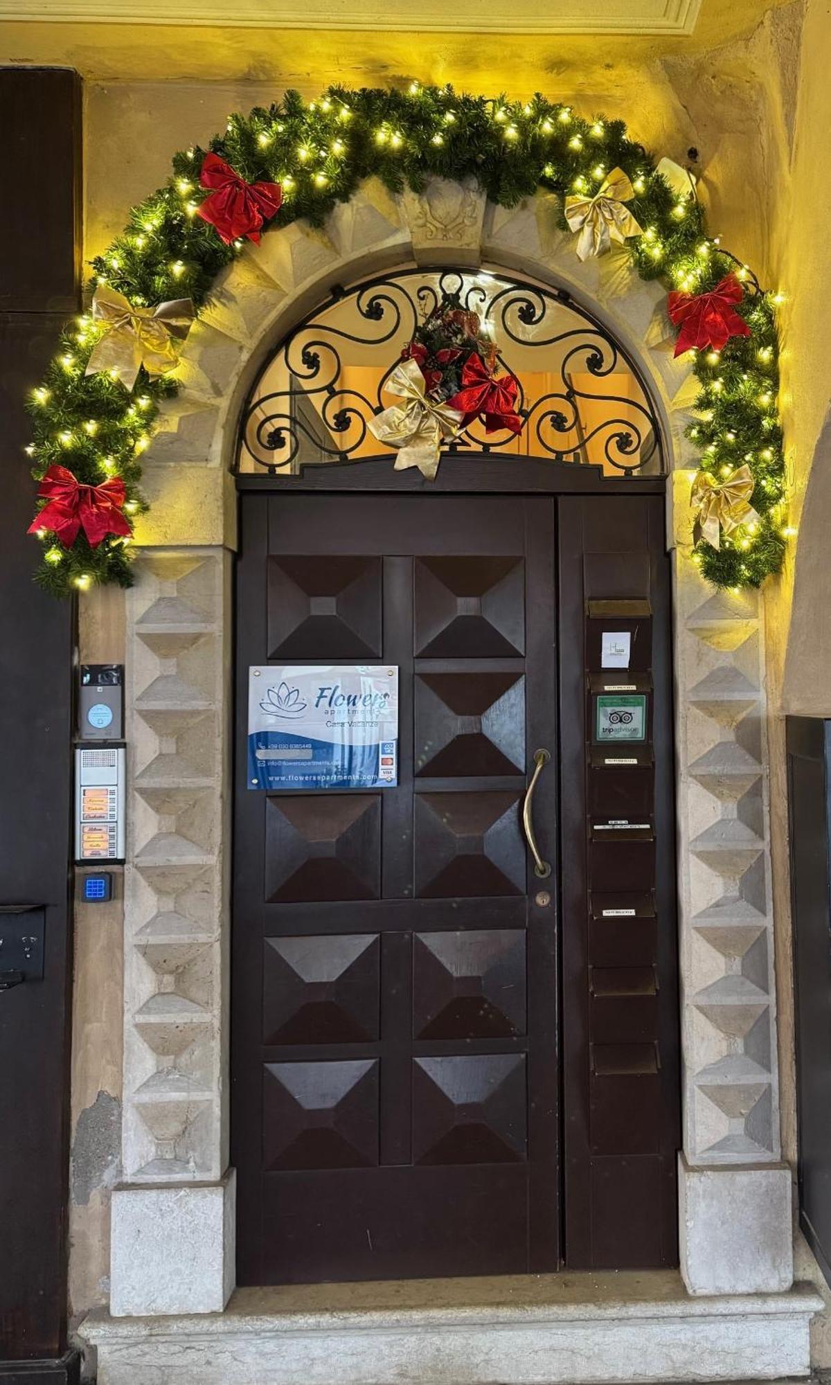 Flowers Apartments Desenzano del Garda Exteriör bild
