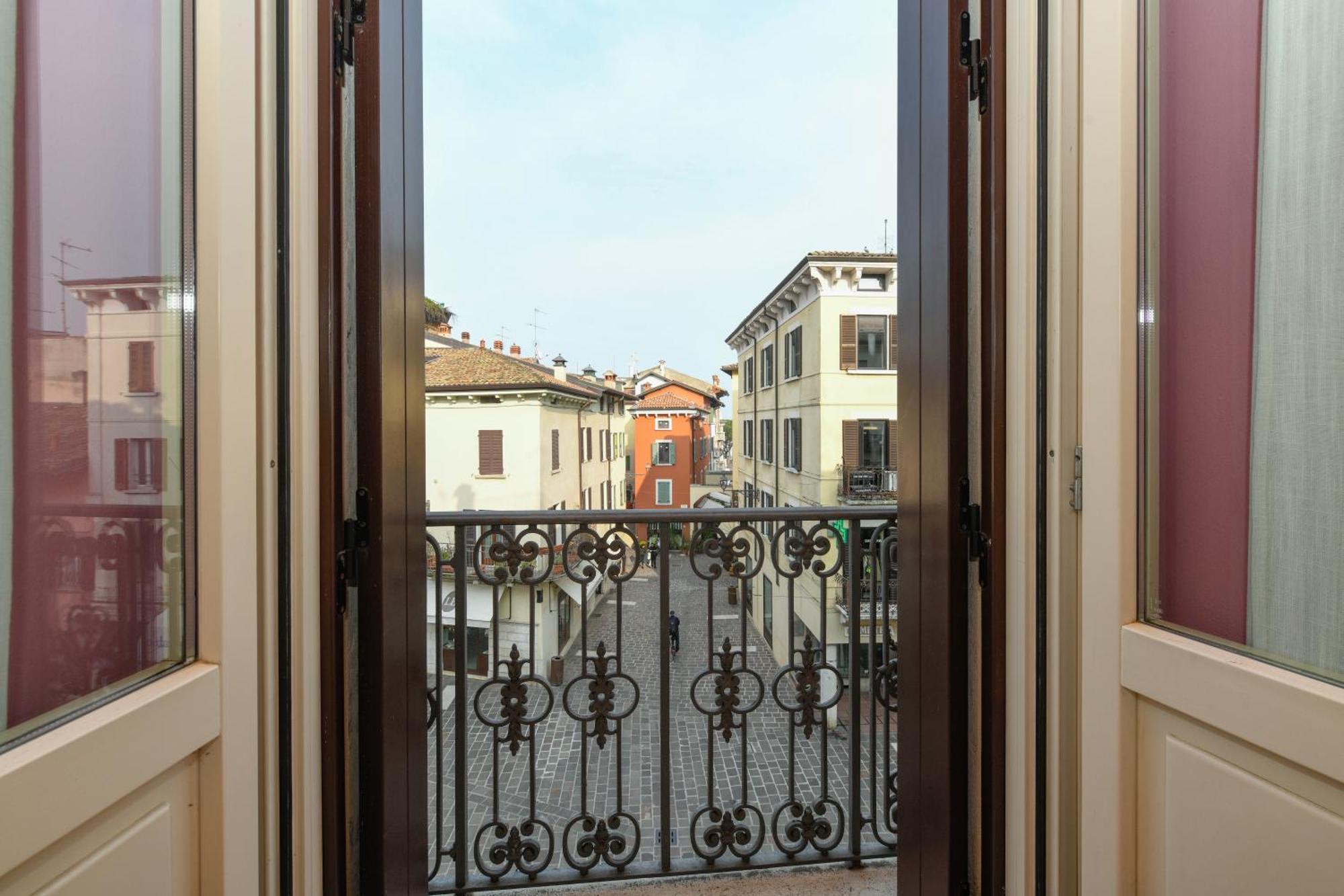 Flowers Apartments Desenzano del Garda Exteriör bild
