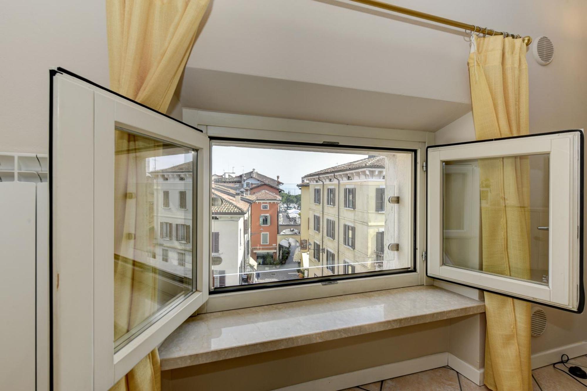 Flowers Apartments Desenzano del Garda Exteriör bild
