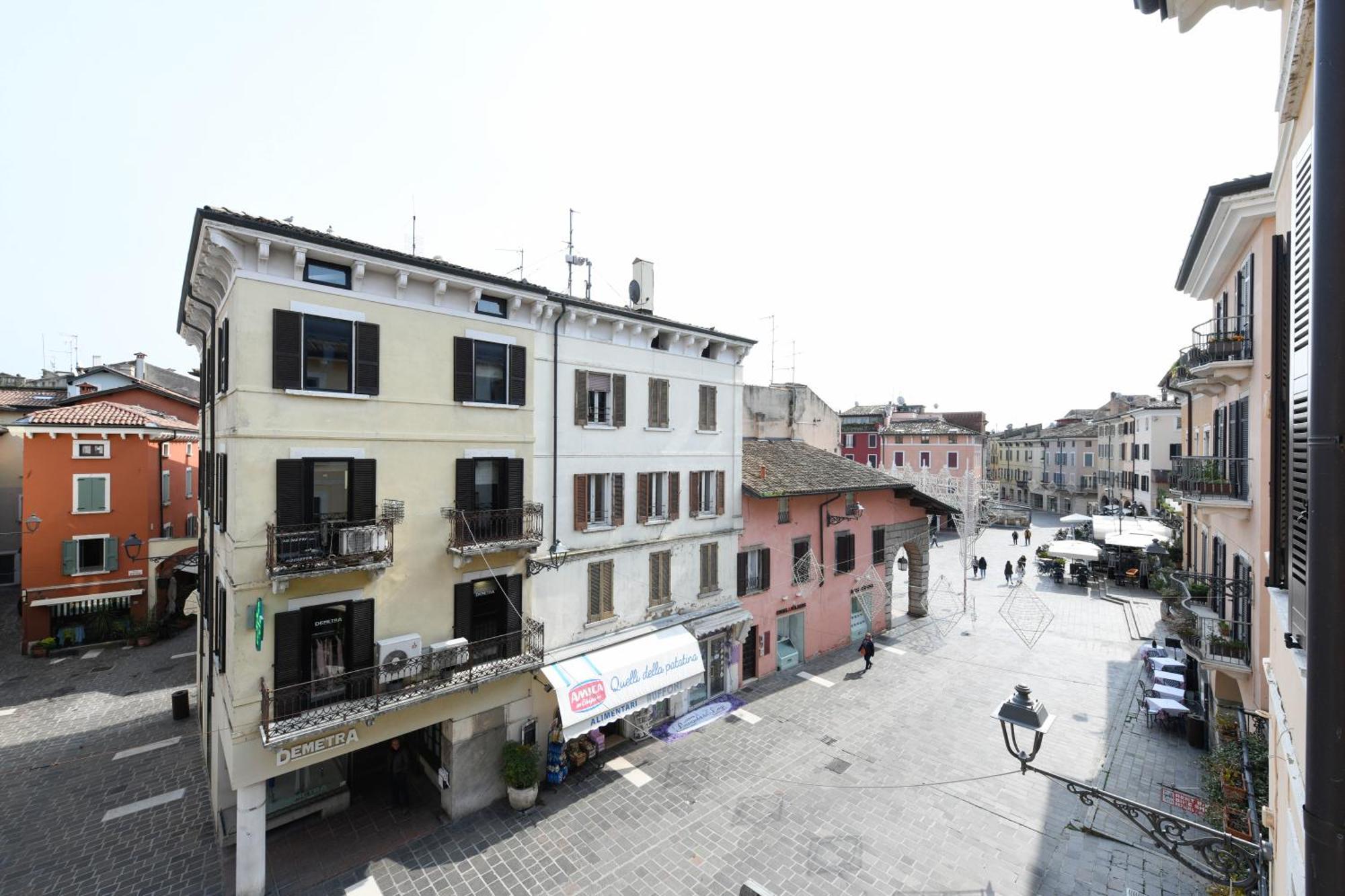 Flowers Apartments Desenzano del Garda Exteriör bild