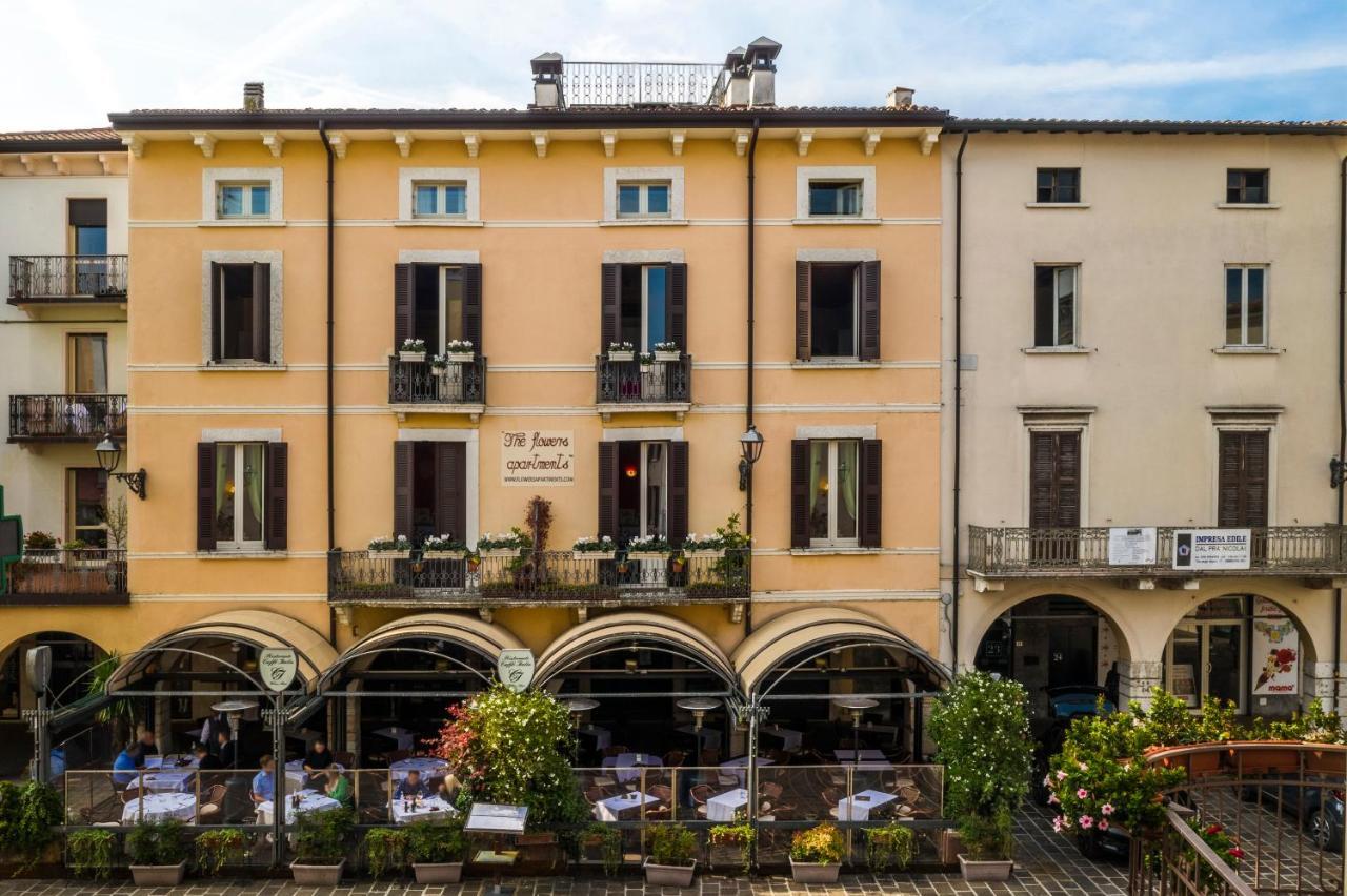 Flowers Apartments Desenzano del Garda Exteriör bild